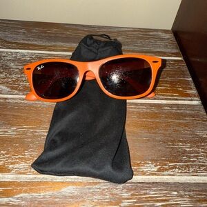 Ray Ban’s Wayfarer Liteforce RB427 with cloth case **Unisex**